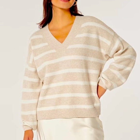 Hollister Beige and White Knit Oversized Sweater - Picture 1 of 10